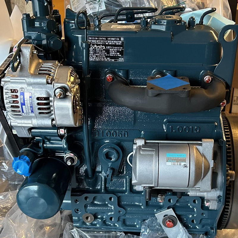- Motor diesel Kubota D1005 cu 3 cilindri și sistem de ardere E-TVCS