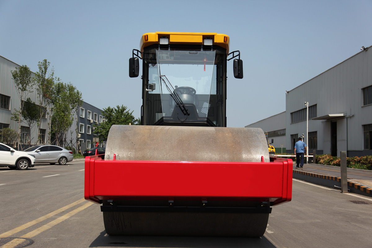 Cilindru vibrator hidraulic cu un singur tambur de 20 de tone Cilindru vibrator hidraulic cu un singur tambur de 20 de tone