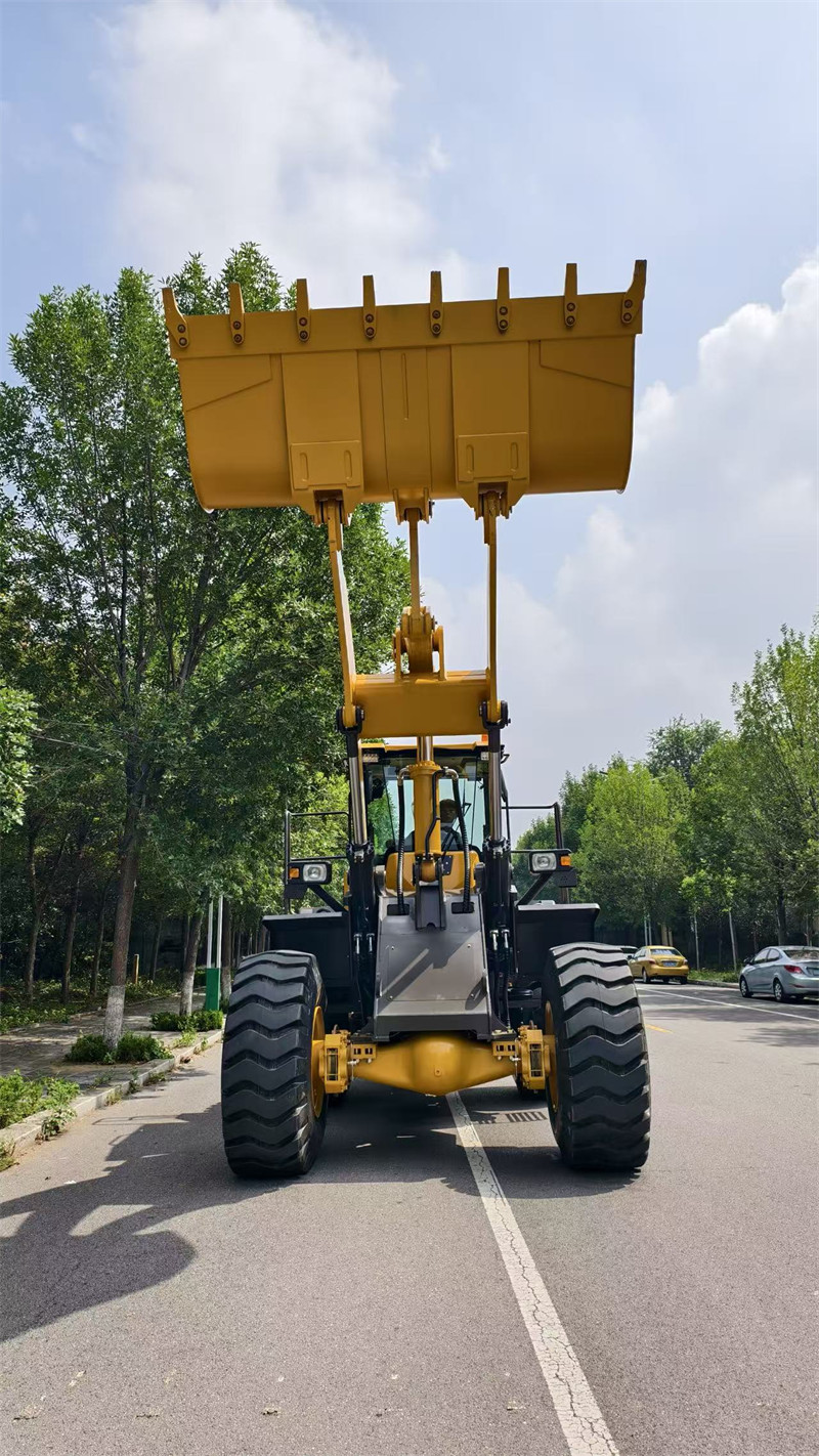 Carregadora de 5 toneladas e 218 HP Carregadora de 5 toneladas e 218 HP