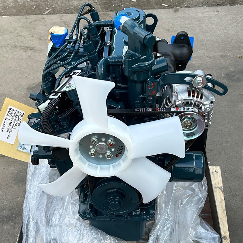 - Motor diesel Kubota D782 cu 3 cilindri cu senzor de viteză pe capacul de distribuție față