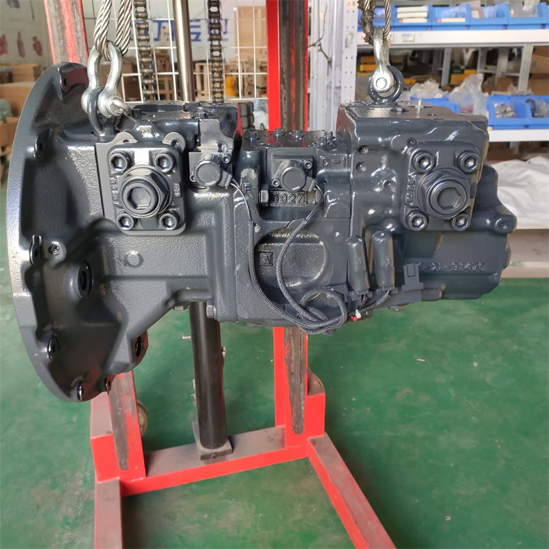 Substituição da bomba hidráulica Komatsu PC200-8