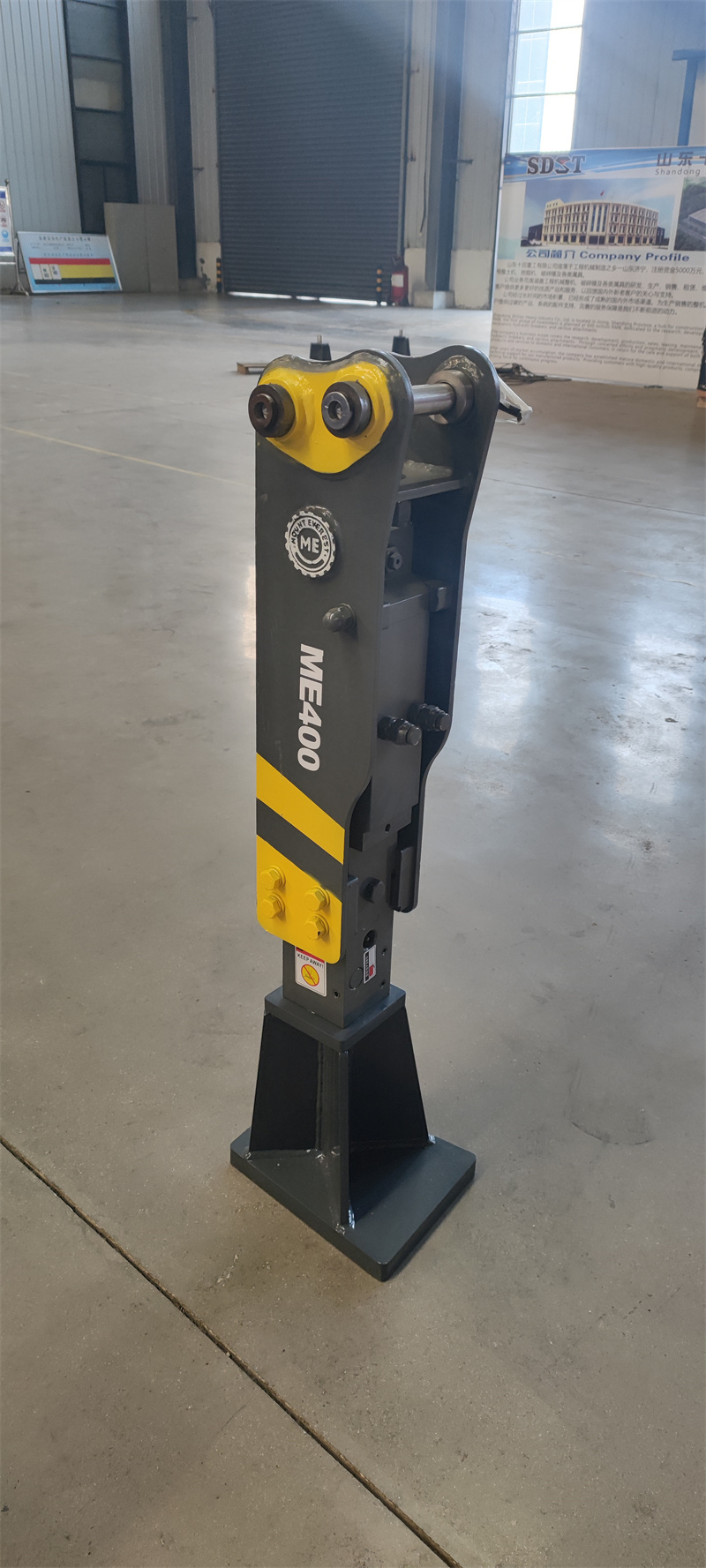 Martillo hidráulico para excavadora de 4 toneladas. Martillo hidráulico para excavadora de 4 toneladas.